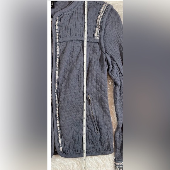 The Buckle Stoosh Blue Quilted Jacket Medium Fitted Zip Sweater a493 - Picture 9 of 10